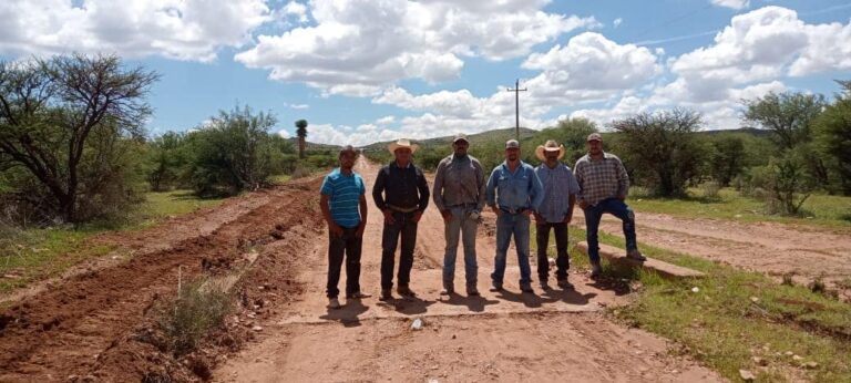 Rehabilitan camino rural en comunidad de Cuencamé.