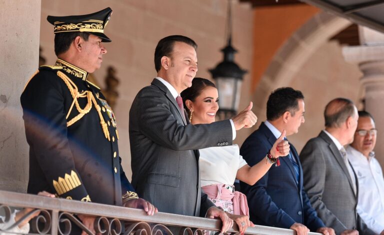 Encabezan Marisol y Esteban actos cívicos del 213 Aniversario de la Independencia; duranguenses se unieron a la conmemoración