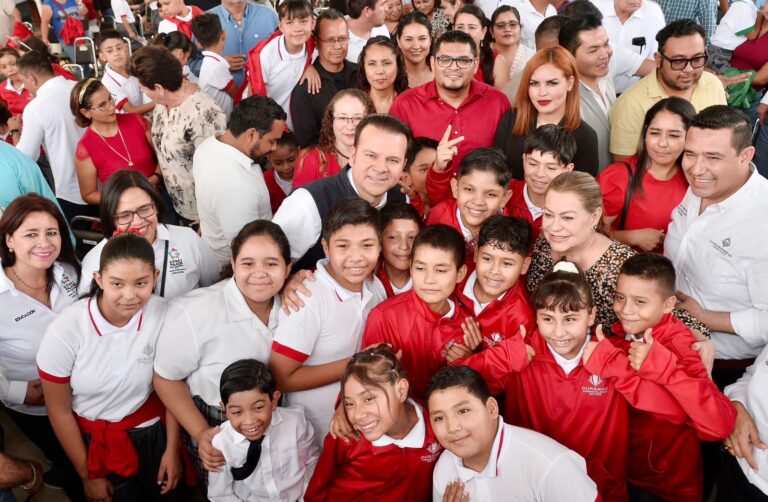 Siguen llegando uniformes y útiles a estudiantes; Esteban y Lety les suman calzado escolar a alumnos de Gómez Palacio