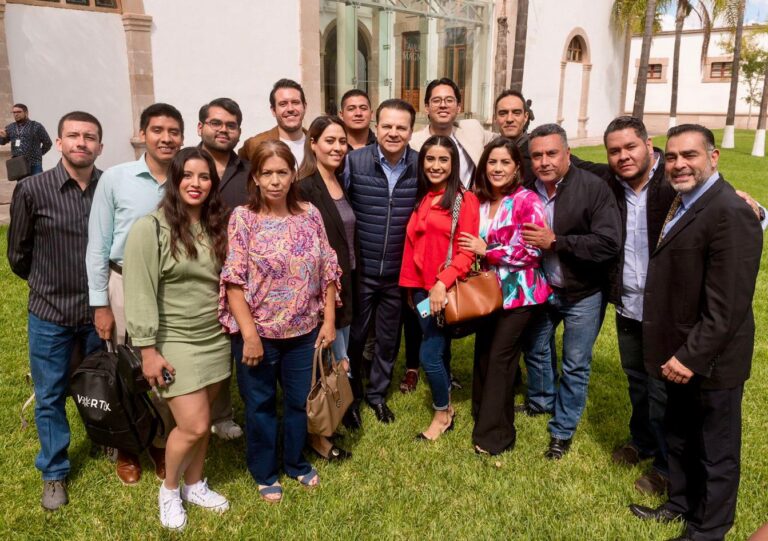 Llama Esteban a comunicadores a transmitir la visión de un Gobierno que sueña, cumple y reconstruye