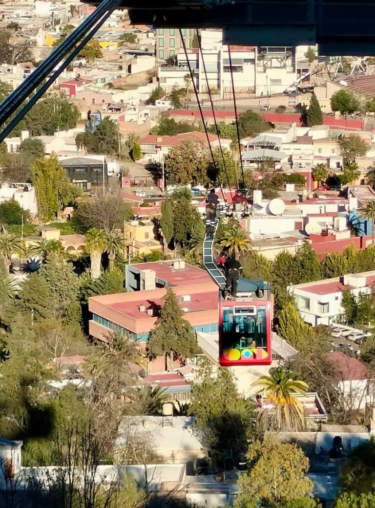 Inicia Gobierno de Esteban mantenimiento intensivo del Teleférico