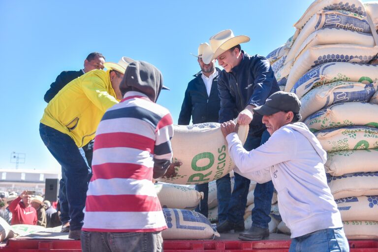 Guadalupe Victoria está destinado a crecer; lleva Esteban semilla de avena y bordos de abrevadero a productores para enfrentar la sequía