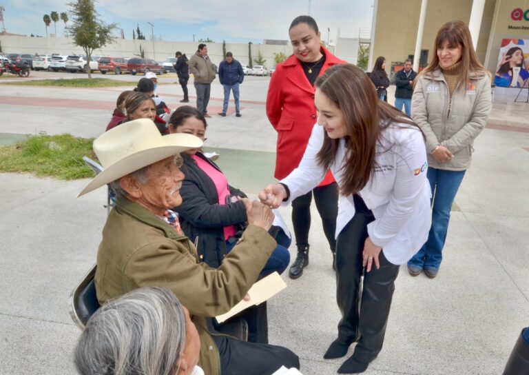 Gobierno de Esteban le regresa la esperanza a cientos de duranguenses; con entrega de aparatos auditivos ahora pueden escuchar