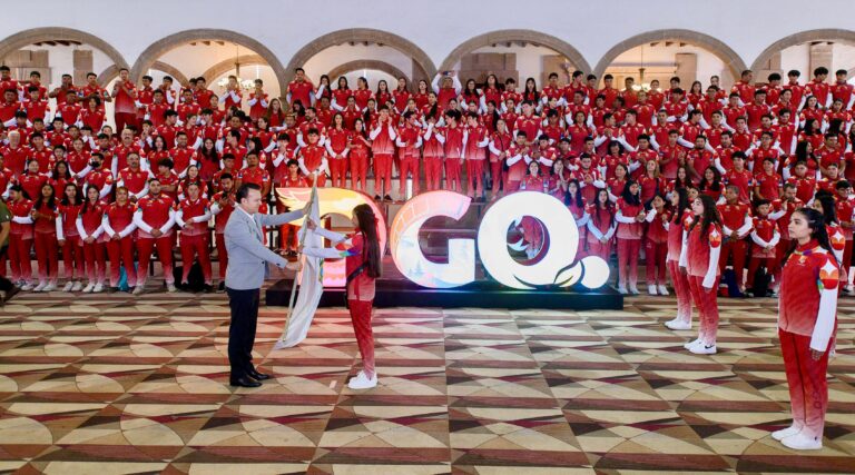 ABANDERA GOBERNADOR ESTEBAN, A JÓVENES DEPORTISTAS.