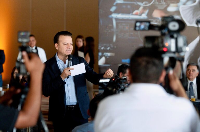 Reconoce Esteban profesionalismo de comunicadores para transmitir logros de su gobierno en favor de Durango