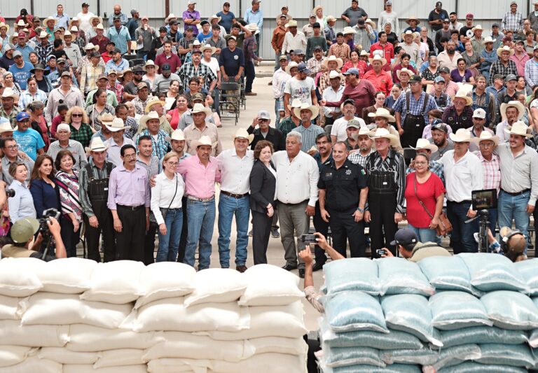 Para que produzcan más y mejor las tierras, Esteban entrega semilla de frijol en Nuevo Ideal