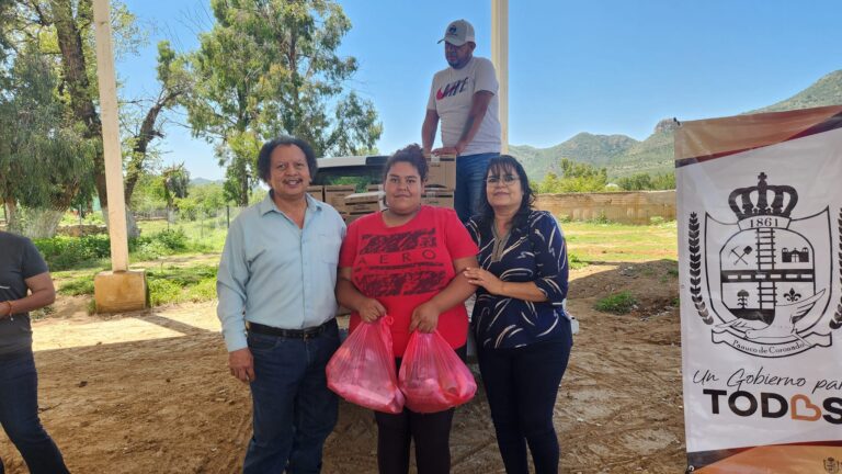 El alcalde de Pánuco de Coronado entrega apoyos alimentarios y equipo de asistencia en comunidades