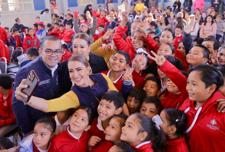 Siguen llevando Marisol y Esteban alegría a niños de Durango; avanza Operativo Navideño de entrega de juguetes y aguinaldos