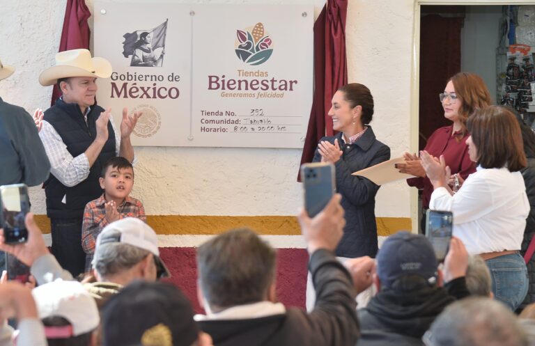 Claudia y Esteban fomentan la venta justa de productos agrícolas en Tiendas del Bienestar