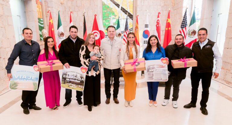 Marisol y Esteban premian a las parejas ganadoras del concurso “Uniendo Corazones, Nuestra Historia”