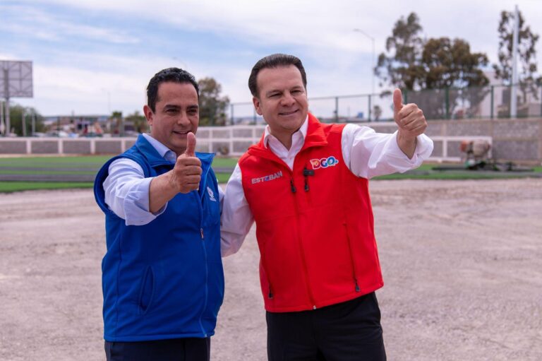 Esteban y Toño supervisan avances del nuevo campo de béisbol del Parque Lineal Ferrocarril, una obra que transformará el deporte y la recreación familiar
