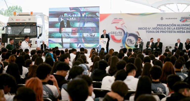 Esteban Villegas impulsa modelo único en México: jóvenes de Durango se gradúan con camión propio y hasta 150 mil pesos mensuales