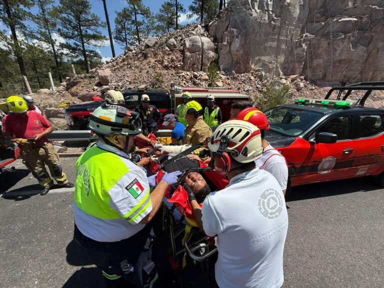 Rescatan a conductor tras volcadura en la autopista Durango-Mazatlán