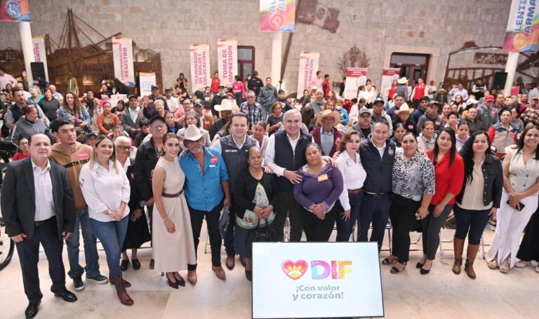 En equipo, Esteban Villegas, Marisol Rosso y José Alfredo Cordero entregan auxiliares auditivos, lentes y aparatos de movilidad que cambian vidas en Durango