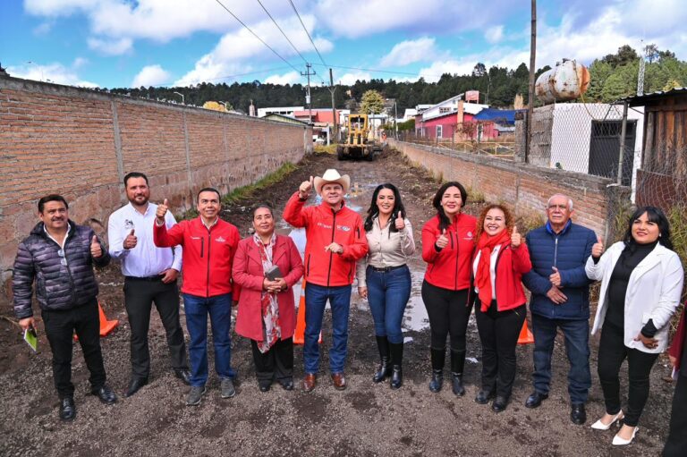Inicia Esteban Villegas la pavimentación de la calle Picea; traerá mejor acceso y seguridad a familias de El Salto