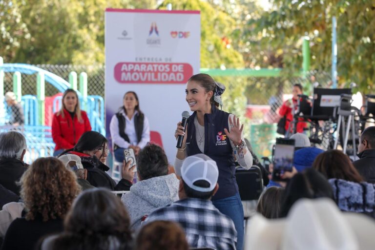 Entrega Marisol apoyos funcionales en Villa Las Nieves, en equipo con la Beneficencia Pública y la Secretaría de Salud