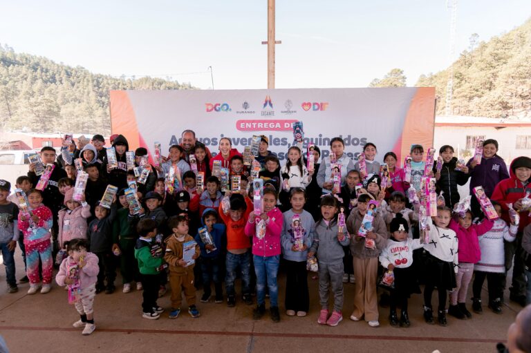 Lleva Marisol Rosso la Ruta de las Sonrisas a La Rosilla para apoyar a familias de la zona más fría del país