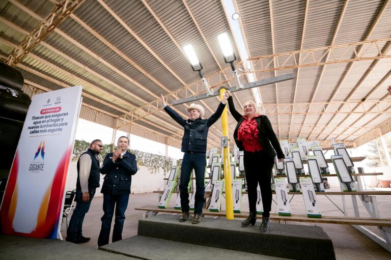 Esteban entrega mil 800 tinacos y 840 luminarias en Mapimí para garantizar agua en los hogares y mayor seguridad en las calles