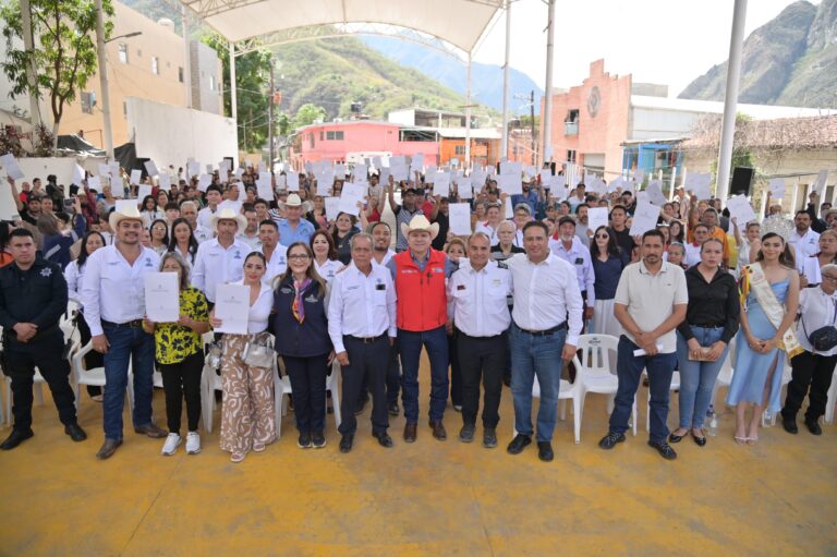 En Tayoltita, Esteban Villegas lleva obras y apoyos a familias de San Dimas, uno de los municipios más alejados de la sierra duranguense