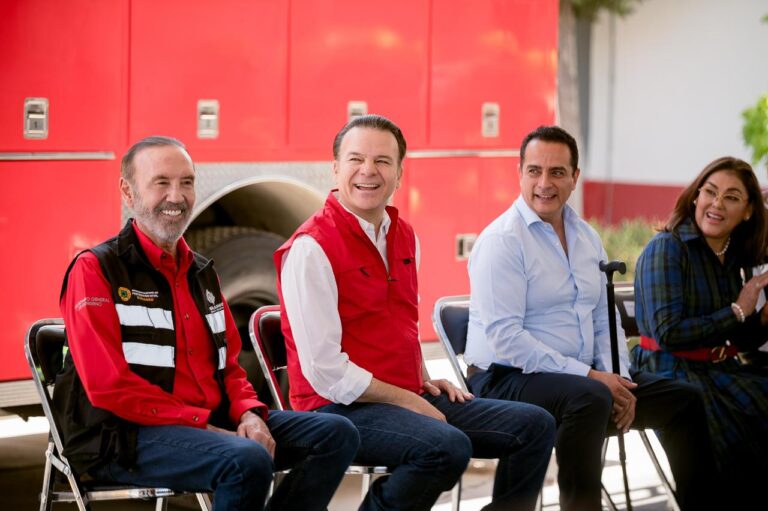 Entregan Patronato, Esteban y Toño nuevo camión y equipamiento a Bomberos de Durango