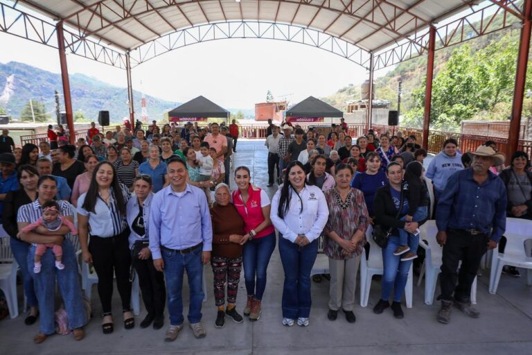 Lleva Marisol Rosso paquetes alimentarios a las familias de Topia: garantiza atención y servicios gratuitos para las regiones más alejadas de Durango