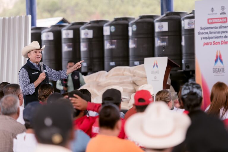 Productores de San Dimas mantendrán su ganado en mejores condiciones; entrega el gobernador Esteban 100 toneladas de maíz molido